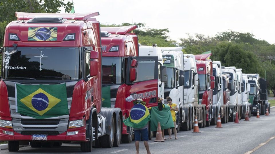 Caminhoneiro News  PRF mantém fiscalização atuante contra caminhões  arqueados.